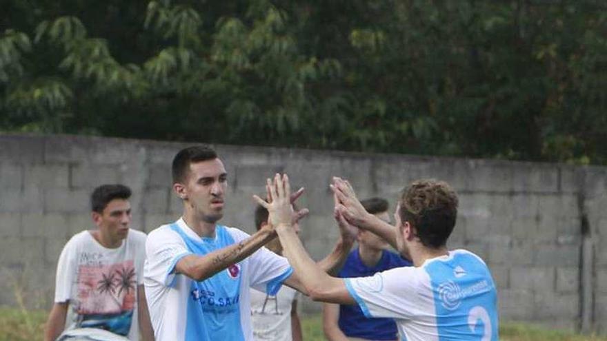 Cristian celebra con Otero uno de sus goles. // J. Regal