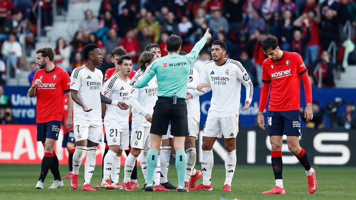 Munuera Montero expulsa Bellingham en el partit davant l'Osasuna.