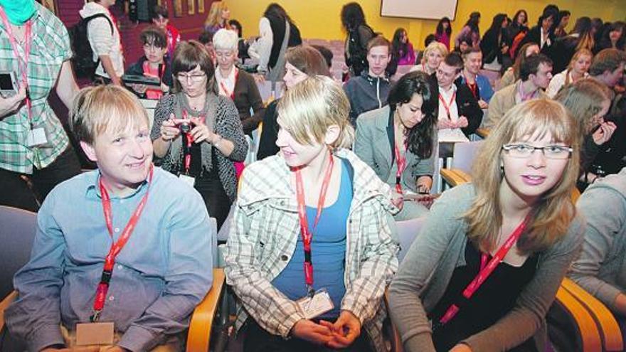 Los participantes en el acto inaugural del encuentro Comenius, ayer, en el salón de actos del CPR.