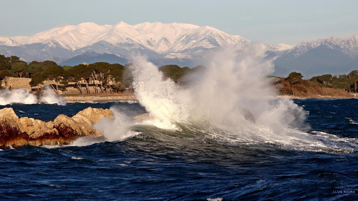 El mar a Empúries amb el Canigó nevat de fons.