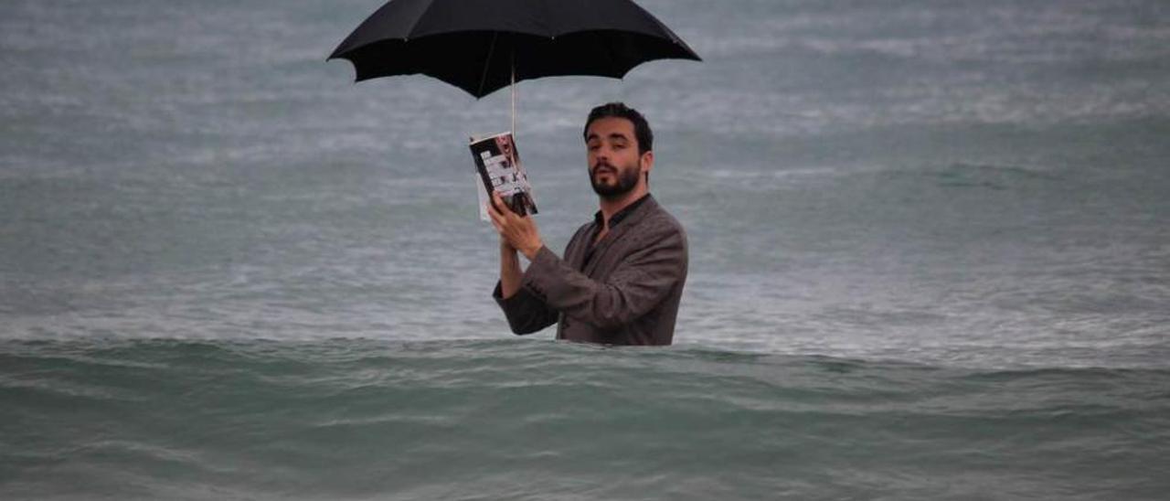 Javier Gómez Santander, entre aguas cántabras con su novela en la mano.