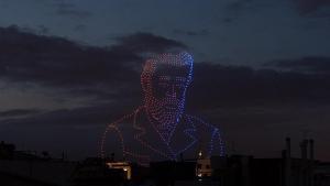 Gaudí dibujado con drones en el cielo durante el espectáculo final de la bendición de la Torre de Jesús de la Sagrada Família.