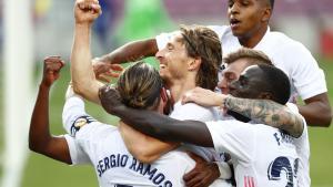 Los jugadores del Madrid celebran el tercer gol en el Clásico.