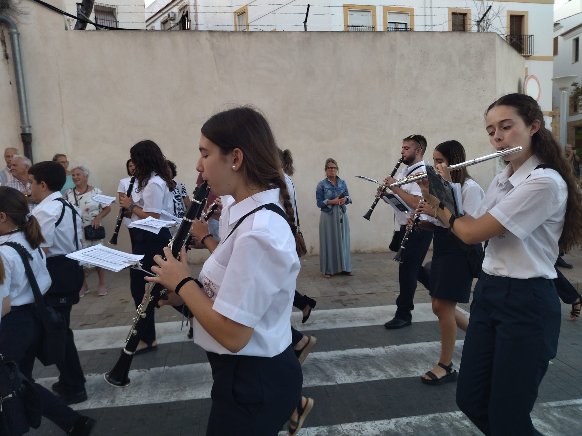 Xàbia, capital de la música: más de 800 músicos de toda la comarca llenan de vida las calles (imágenes)