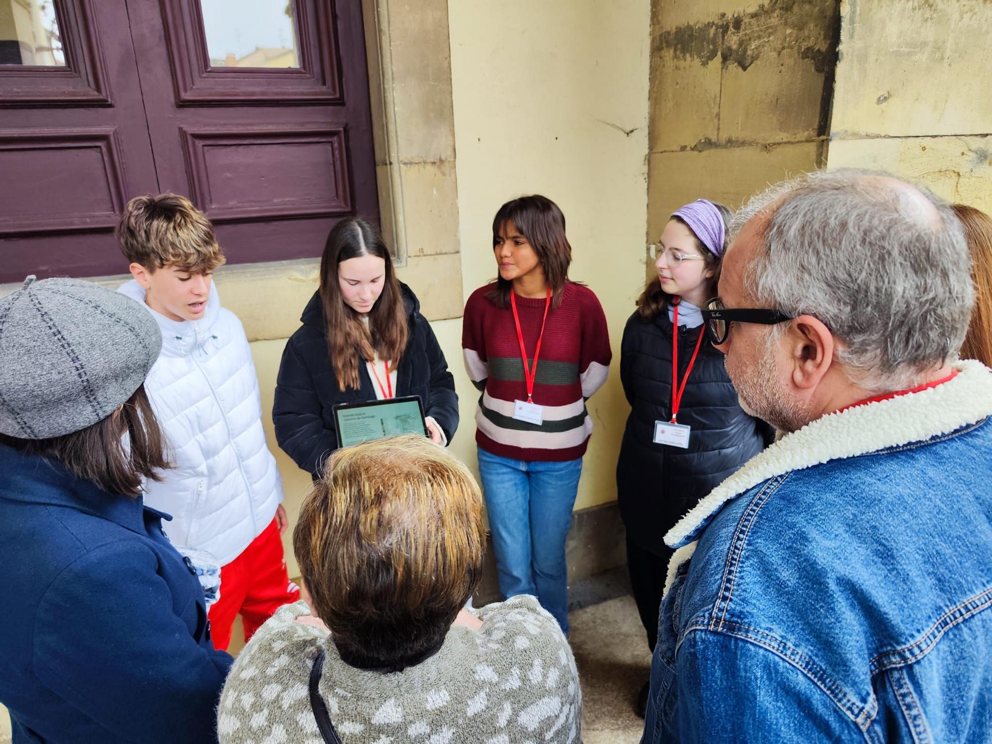 La historia medieval de Villaviciosa, de las aulas a las calles: así han ejercido los alumnos del instituto como guías turísticos