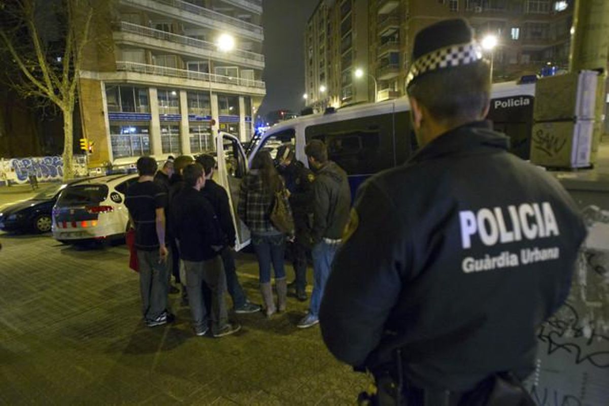 Els agents de la Guàrdia Urbana també han efectuat controls de drogues i incivisme al voltant de les discoteques del barri del Poblenou.