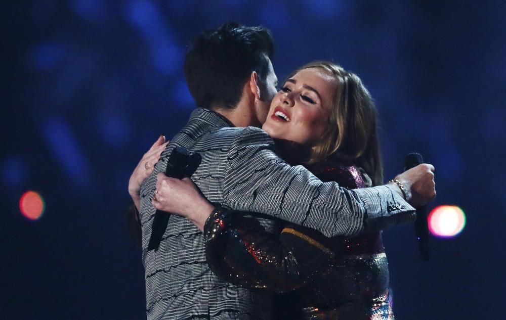 La cantante Adele recibió el ''Brit Award'' a mejor disco en una gala en la que también se rindió homenaje a David Bowie.