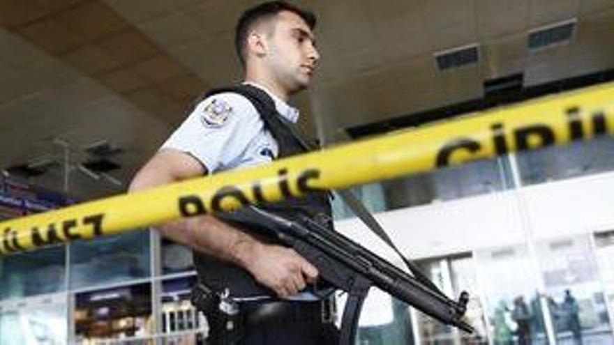 Un policia fa guàrdia a l&#039;aeroport de Atatürk.