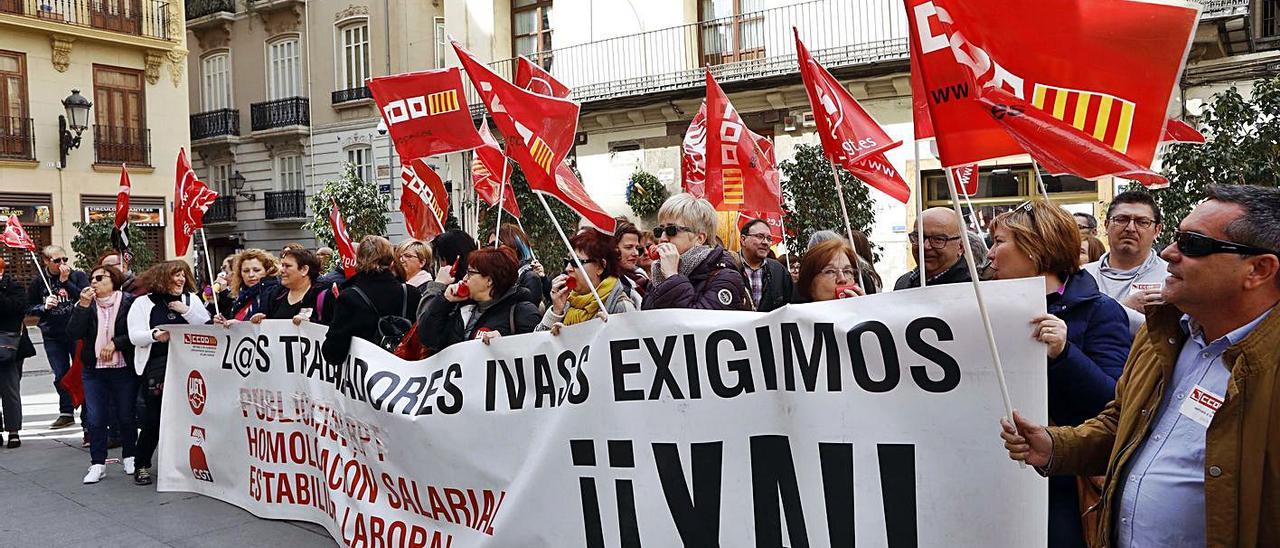 Concretración de trabajadores del Ivass en una imagen de archivo. | LEVANTE-EMV