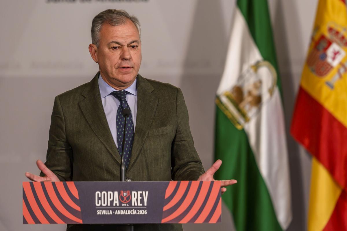 l alcalde de Sevilla, José Luis Sanz, interviene en el acto de recibimiento del trofeo de la Copa del Rey.