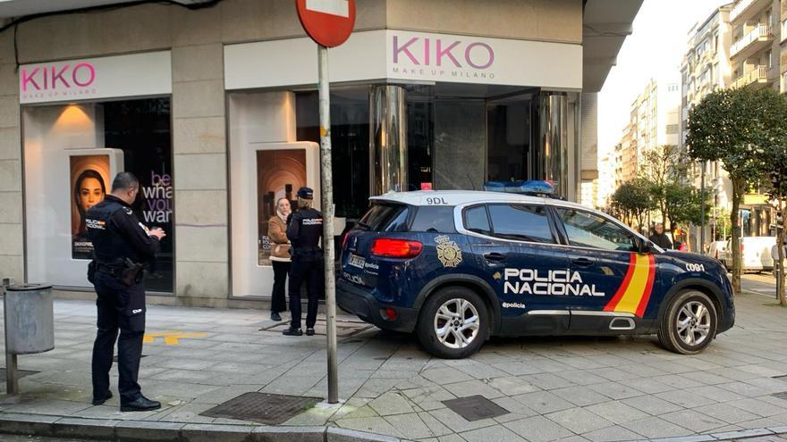 Noche de delincuencia en Santiago: destrozan la puerta de una tienda en Xeneral Pardiñas y robo frustrado en Cre-Cotte