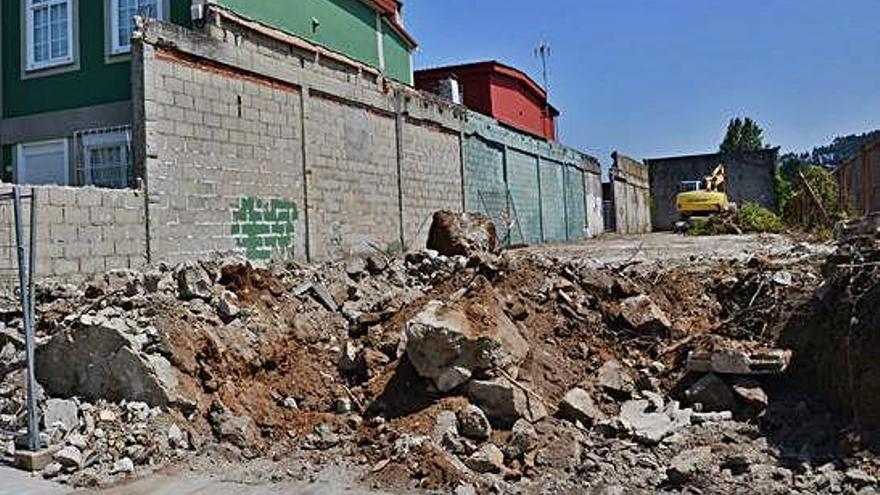 Vista de los escombros tras la demolición de un edificio en Cambre, en 2018.