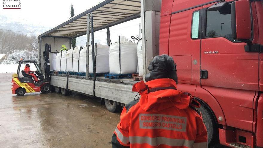 Bomberos usan 240 toneladas de sal y adquieren 128 más contra el hielo de Castellón