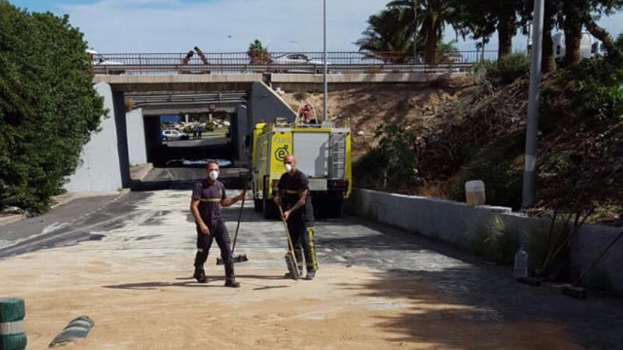 Un vertido causa accidentes