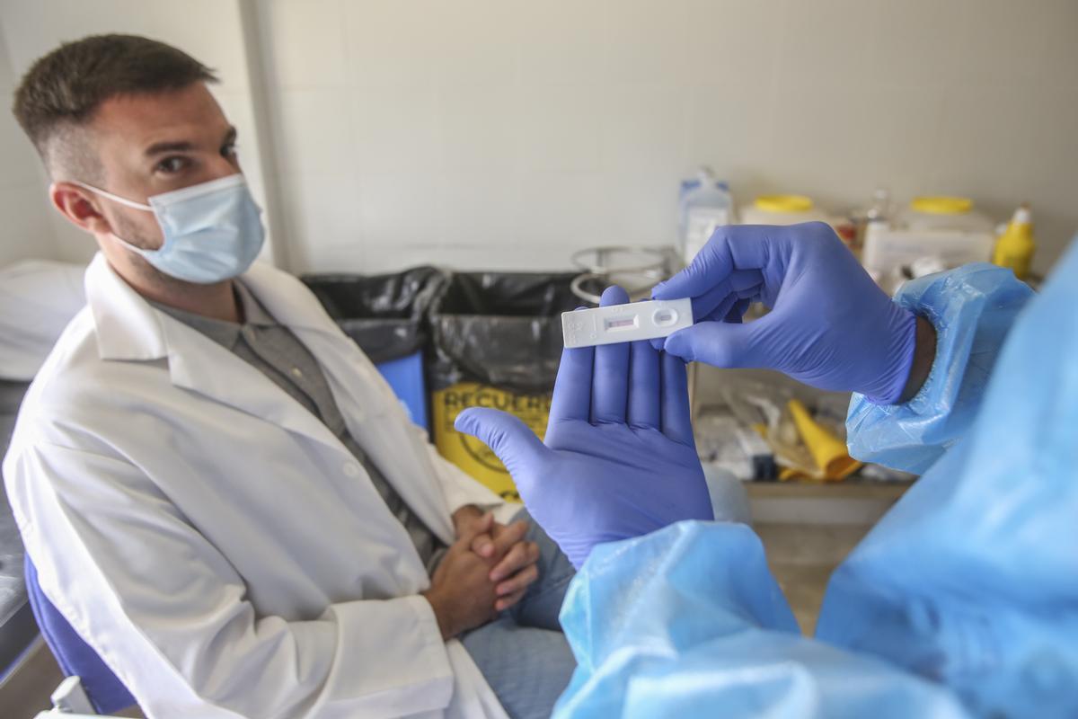 El trabajador de una residencia se somete a un test de antígenos en Alicante.
