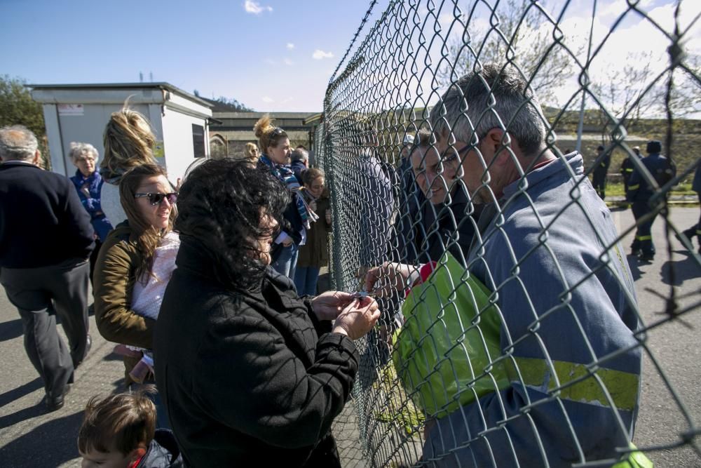 Visita a los familiares a los trabajadores encerrados en las instalaciones de Alcoa