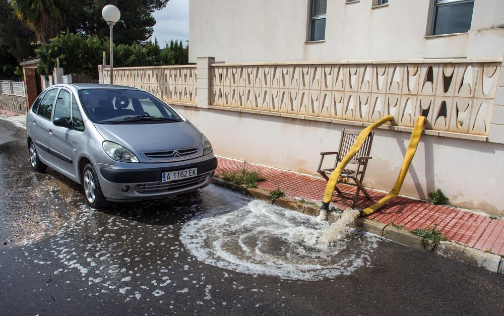 Efectivos del Consorcio de Bomberos de Alicante achican agua de una vivienda en Villamontes