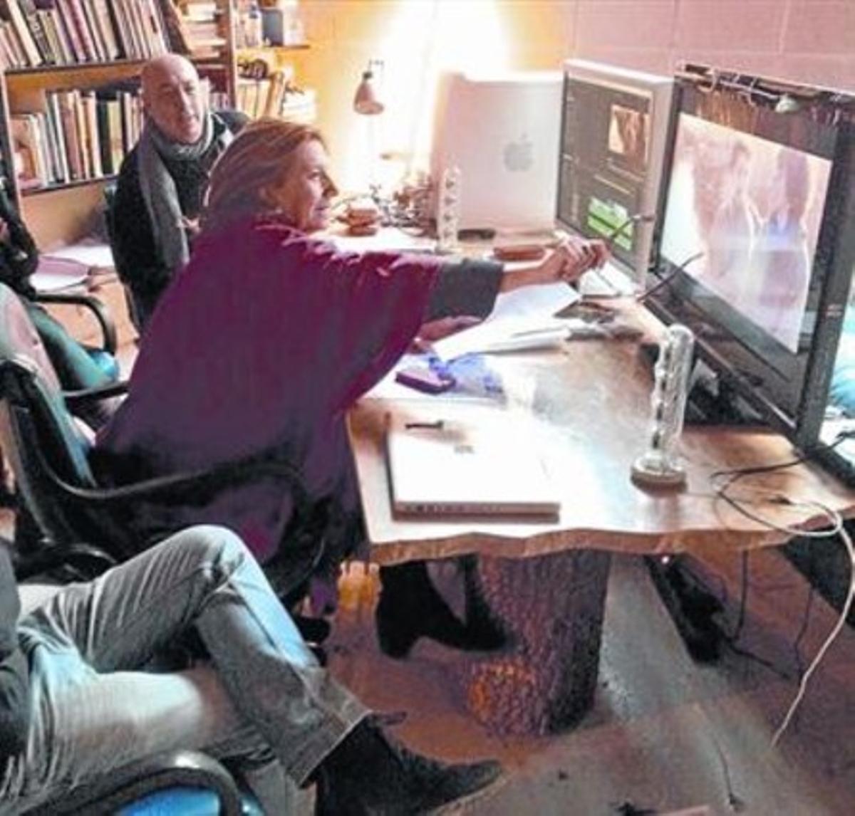 Isona Passola, centro, montando 'L'Endemà' financiada con Verkami.