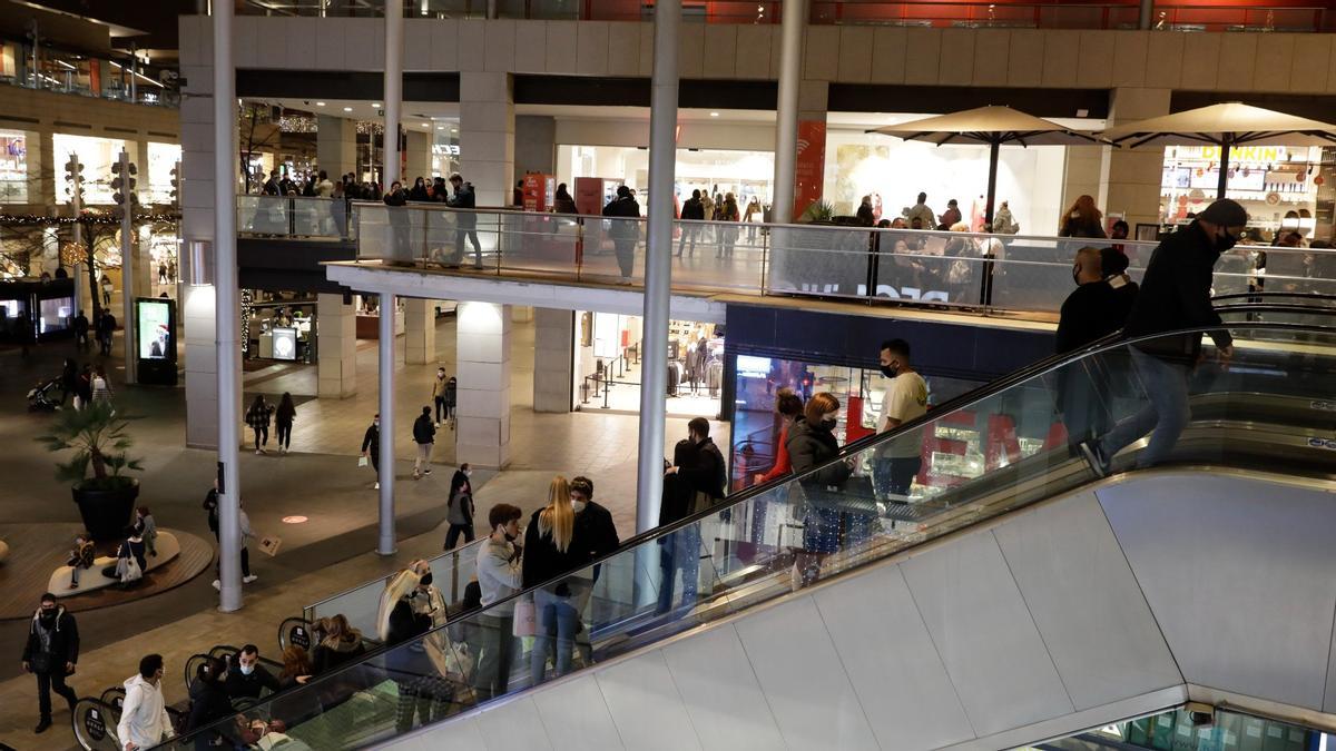 Gente en el centro comercial Westfield La Maquinista de Barcelona.