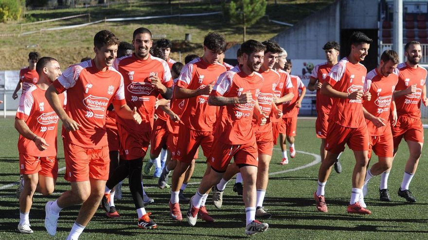 Primeras carreras de la plantilla del Estradense, ayer, en su vuelta al trabajo. | Bernabé/Javier Lalín