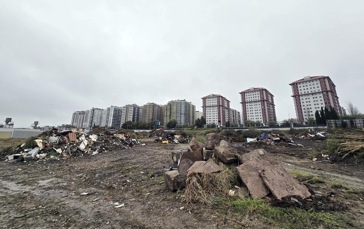 Parcela que se urbanizará entre la calle Ricardo Mella y el Polígono del Caramuxo.