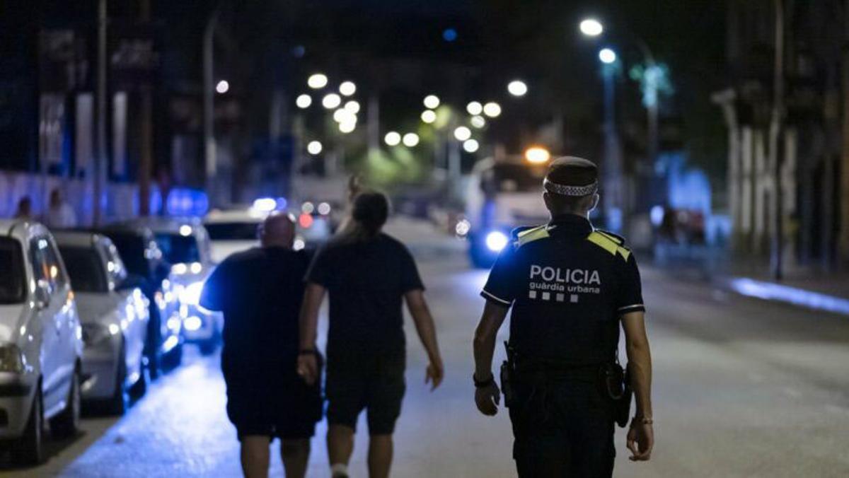 Un policía de la Guardia Urbana de patrulla nocturna.