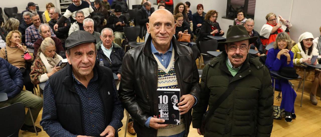 Por la izquierda, Pedro Alberto Marcos, José Ramón Flórez y Pedro Hernández, ayer, en el Antiguo Instituto. | J. Plaza