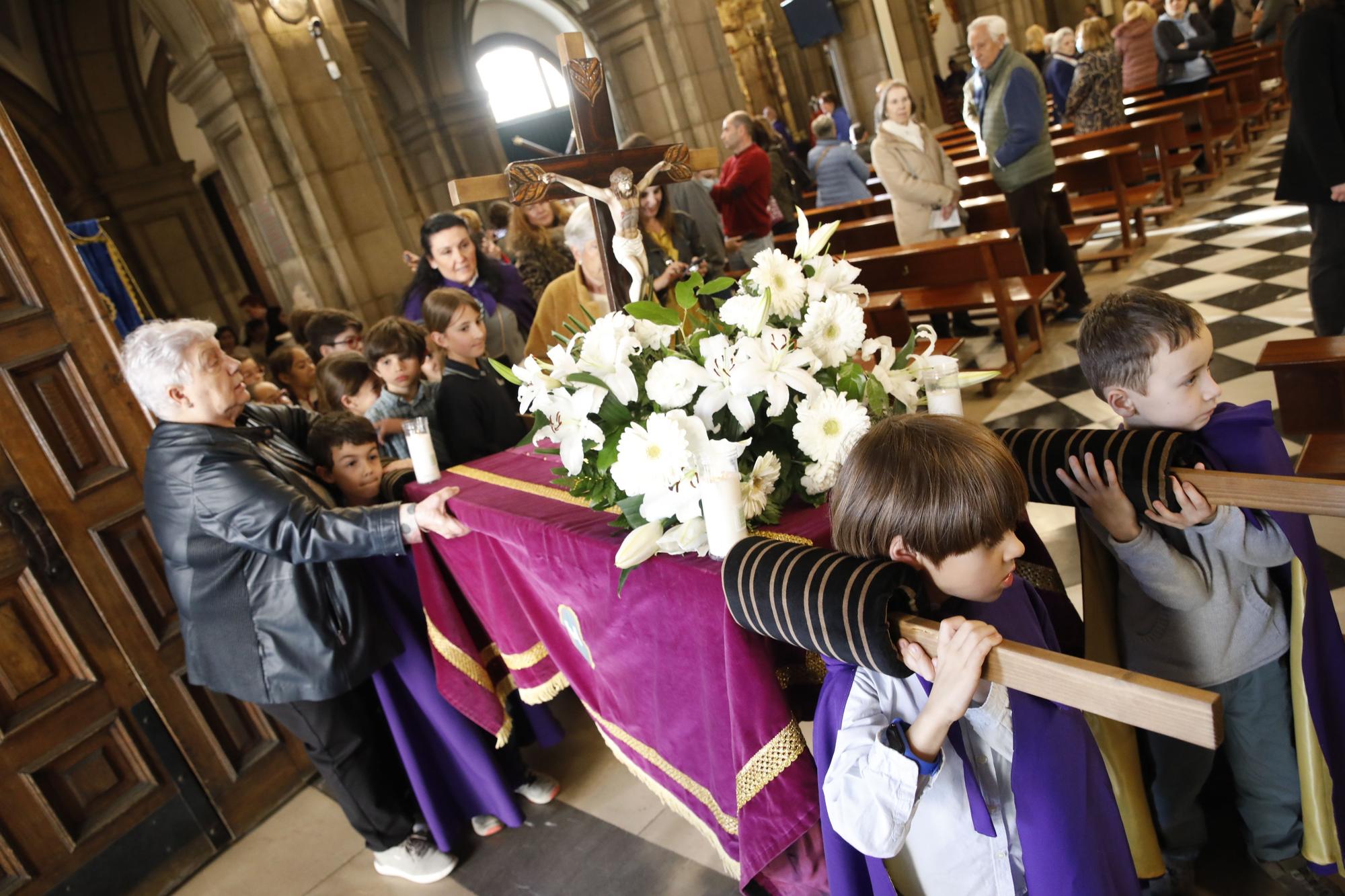 En imágenes: El Vía Crucis de los niños adelanta en San José la Semana Santa de Gijón