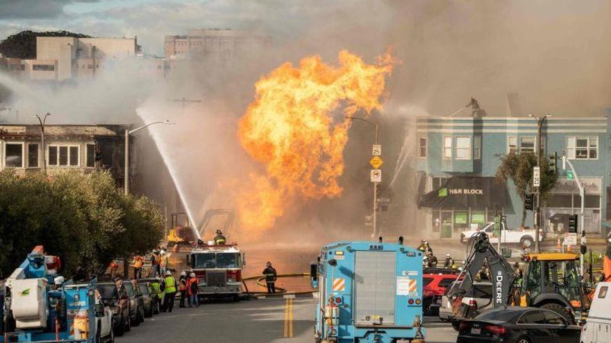 Una explosión de gas provoca un fuerte incendio en San Francisco, California