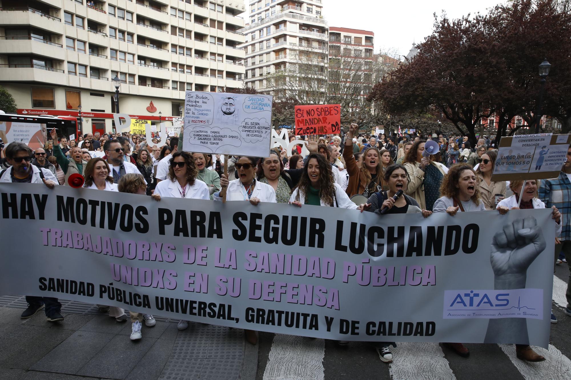 En imágenes: Los sanitarios se manifiestan en Gijón al grito de "no queremos más dinero, queremos mejores condiciones laborales"