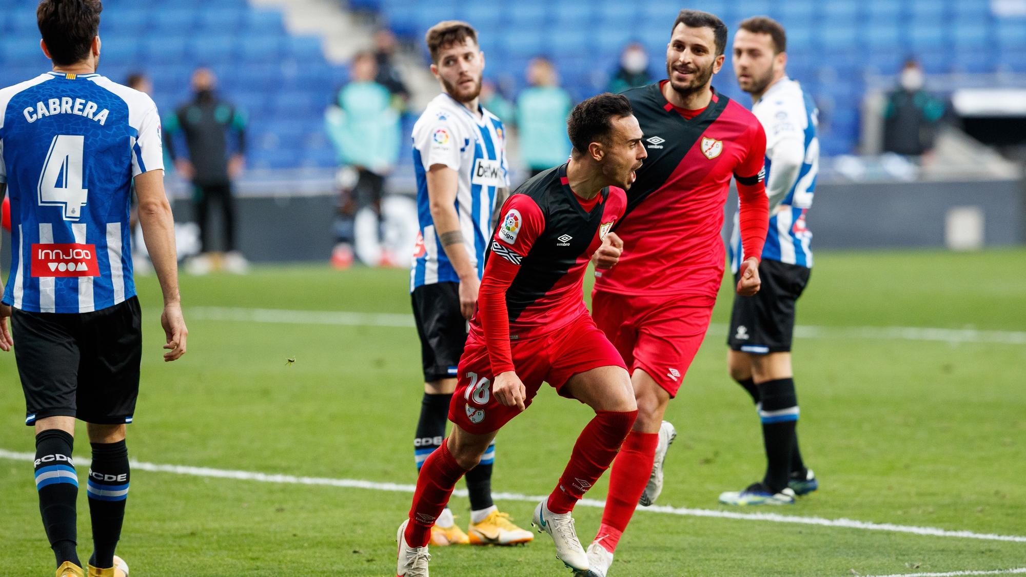 Álvaro celebra el gol del triunfo del Rayo ante la decepción blanquiazul.