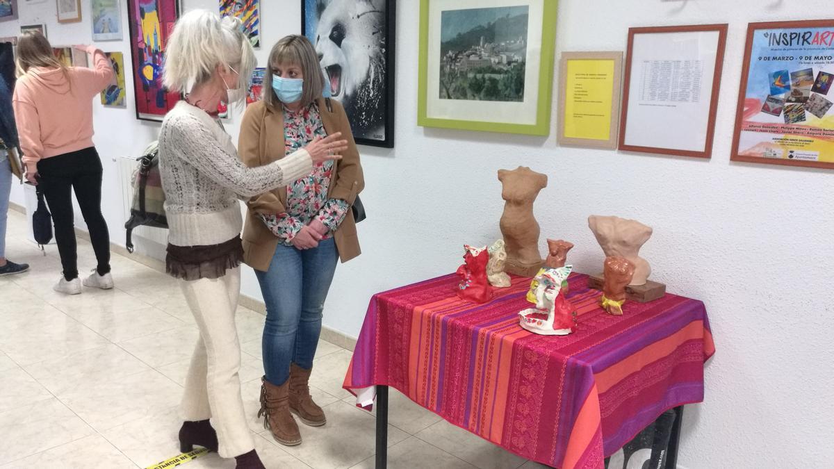 La concejala de Asuntos Sociales del Ayuntamiento de Orpesa, Micaela Bermúdez, durante su visita al espacio expositivo en Orpesa.