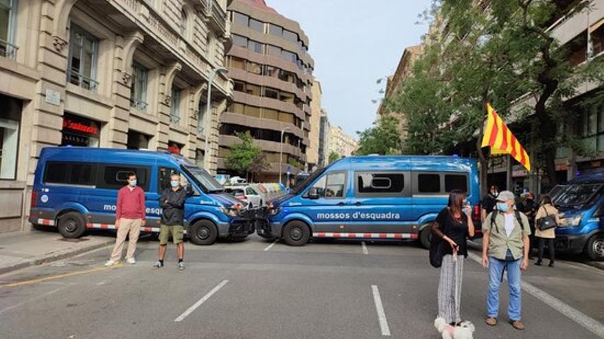 Manifestació a Barcelona en contra de la detenció de Carles Puigdemont a Itàlia