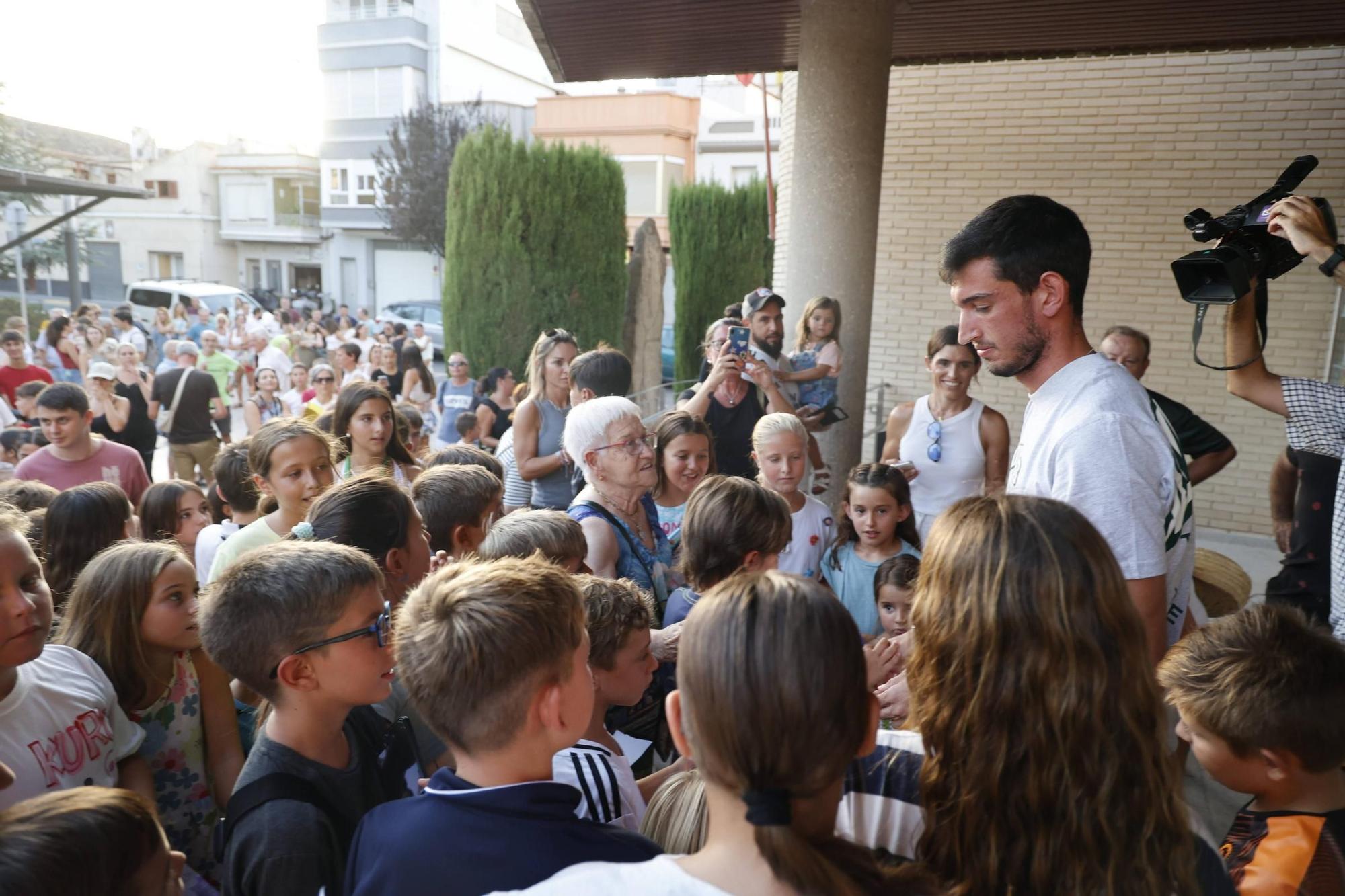 Así ha recibido Bellreguard al atleta Quique Llopis