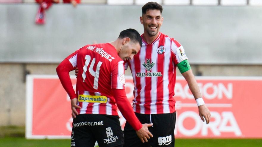 Kike Márquez celebra junto a Carlos Ramos el tanto de la victoria ante el FC Barcelona Atlètic.