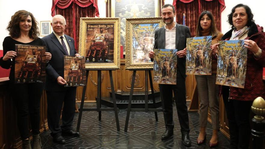 Las autoras de los carteles junto al alcalde, la edil de Fiestas y el presidente de la Junta Mayor.