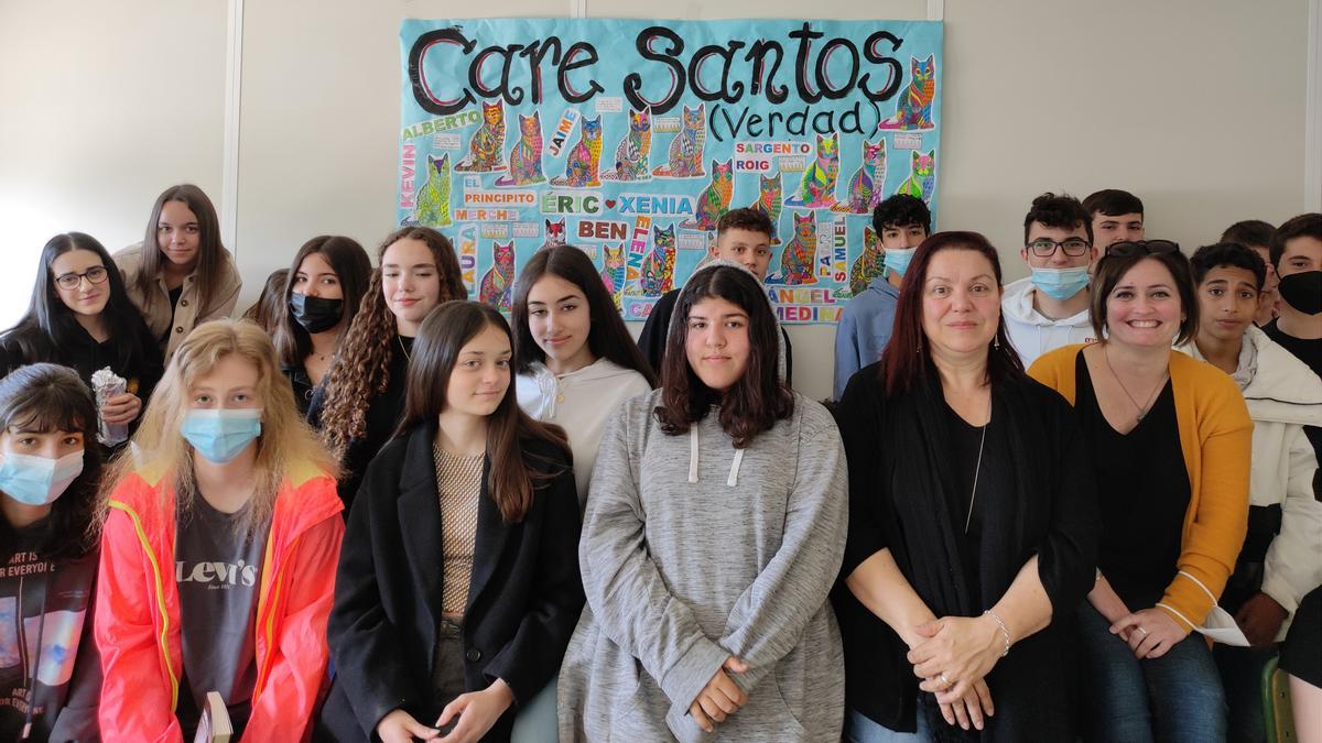 La escritora Care Santos con los estudiantes de Sariñena durante su visita al instituto.