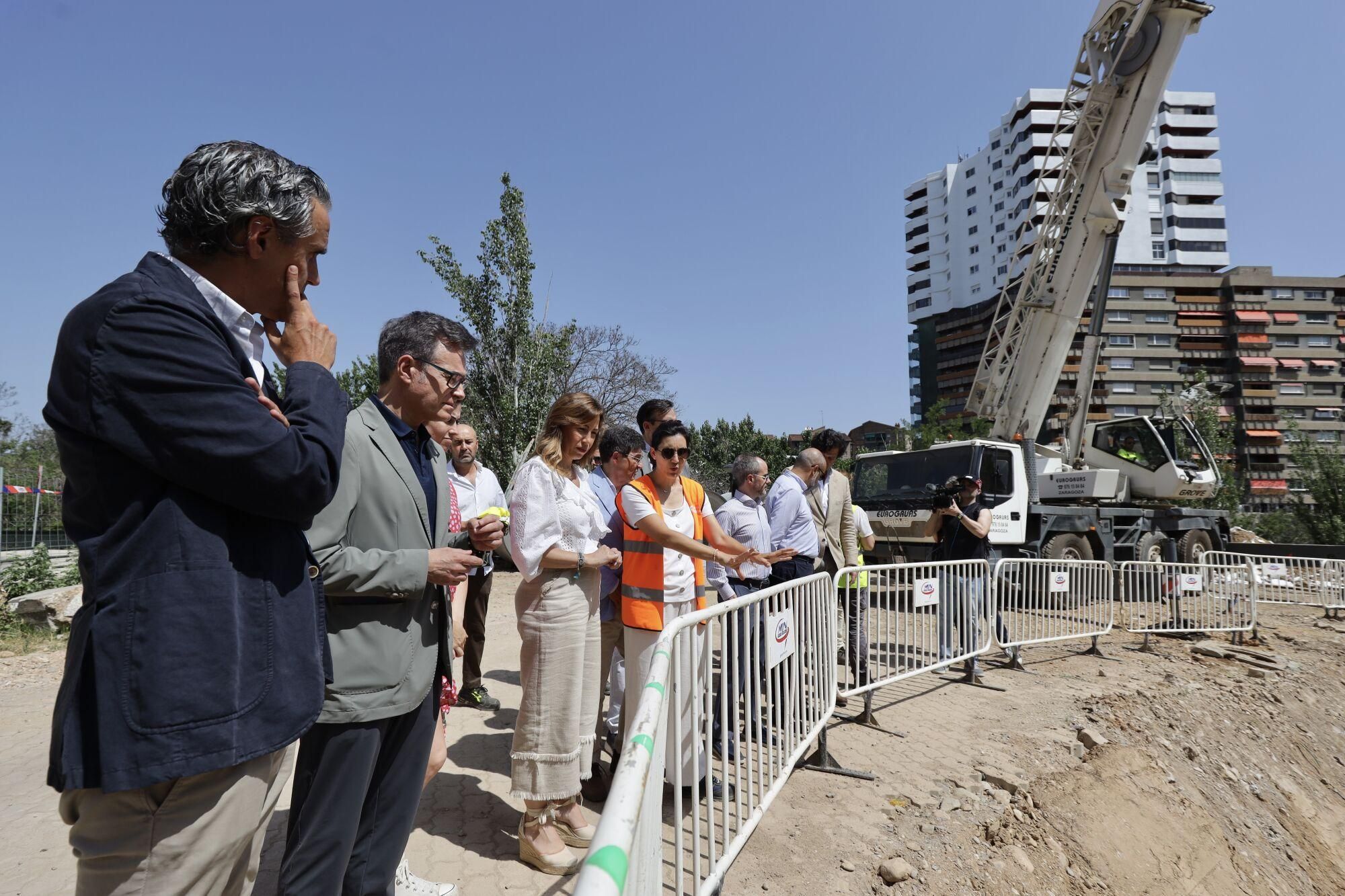 En imágenes | Las obras en el Huerva provocan cortes en el tráfico en Camino Las Torres