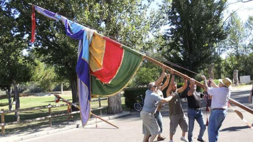 Los vecinos izan el pendón confeccionado por la asociación Cultura y Pueblo.