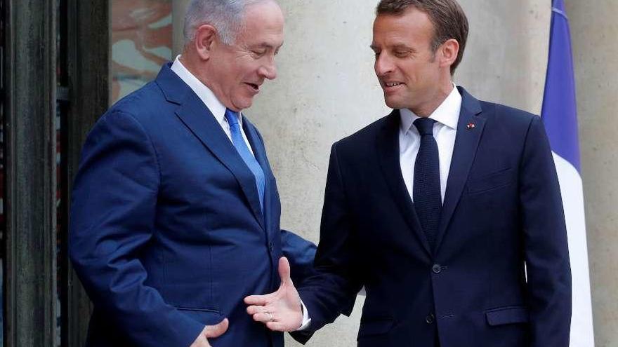 Macron da la bienvenida a Netanyahu a la puerta del palacio presidencial del Elíseo. // Reuters