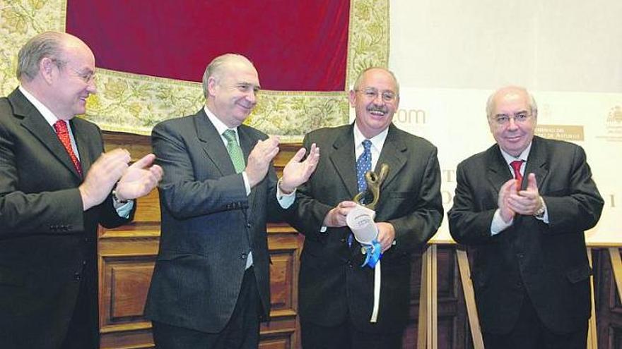 Benito Taibo sonríe con el diploma y la estatuilla de Zaratiegui en las manos, entre los aplausos de Fernández Collado y Gotor, a su derecha, y el Presidente.