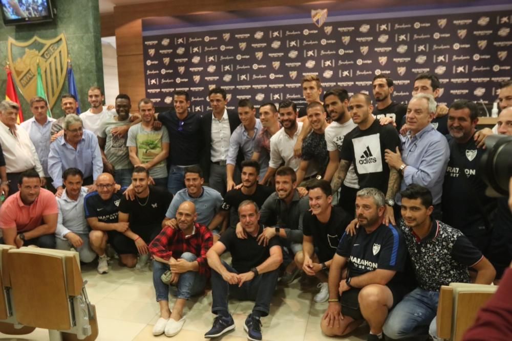 Jugadores y cuerpo técnico del Málaga CF despiden en la sala de prensa al central brasileño del Málaga CF