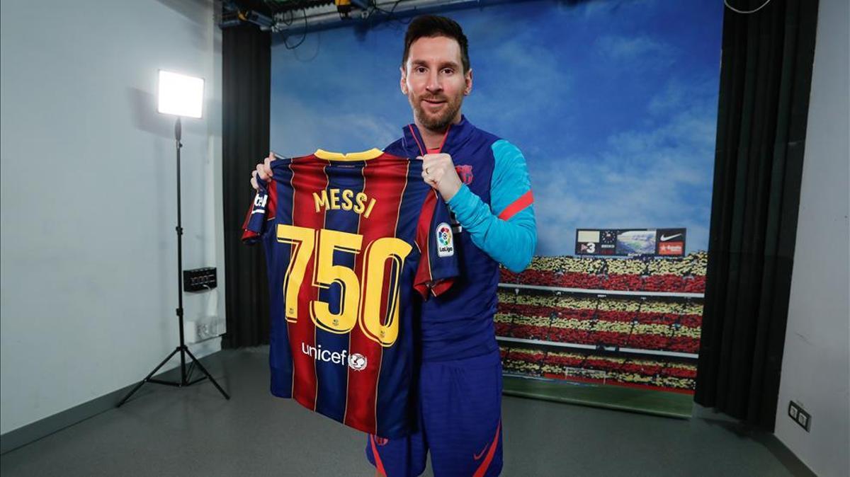 Messi posa para SPORT con la camiseta conmemorativa de su 750º partido