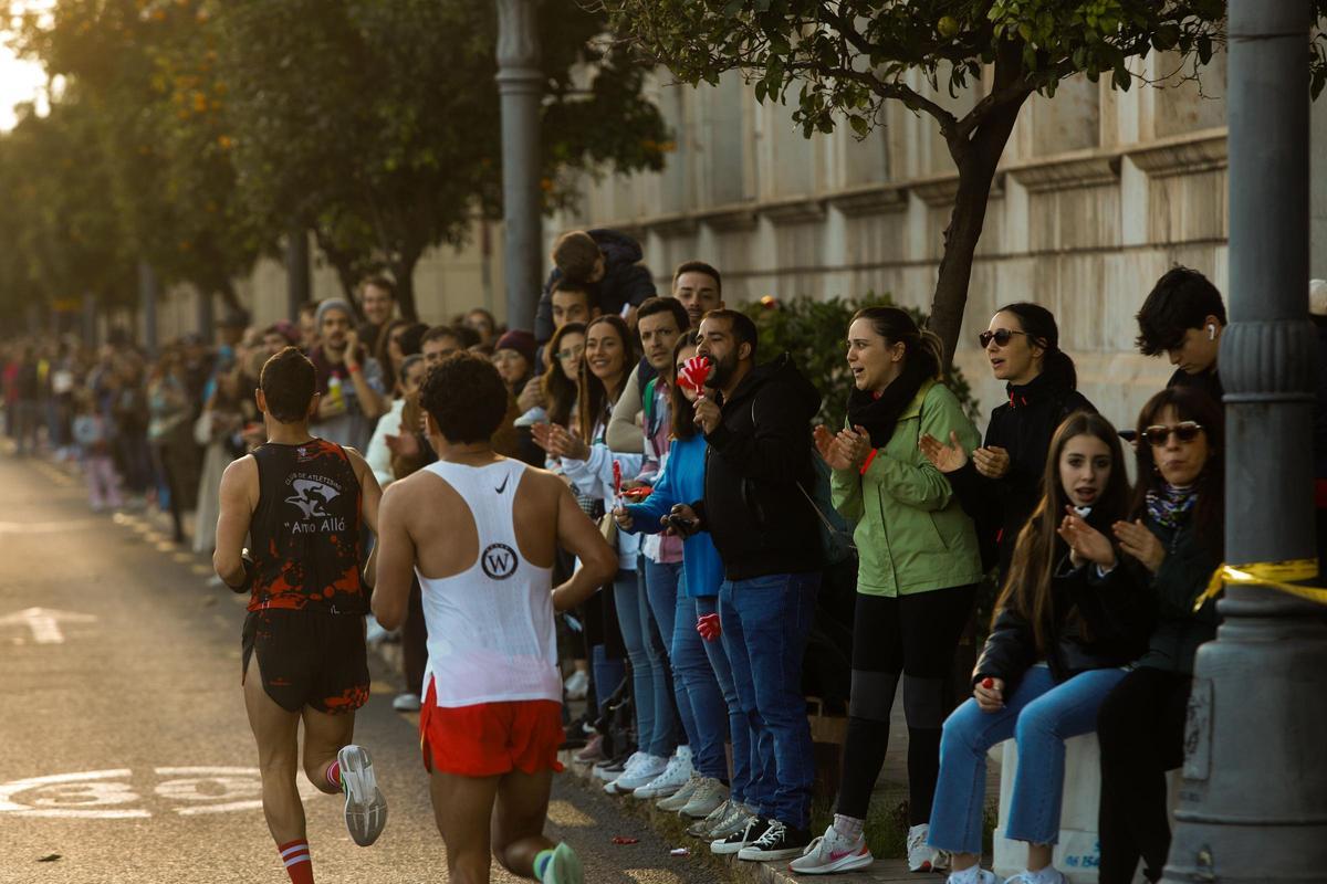 Corredores y público en el Maratón Valencia Trinidad Alfonso 2022