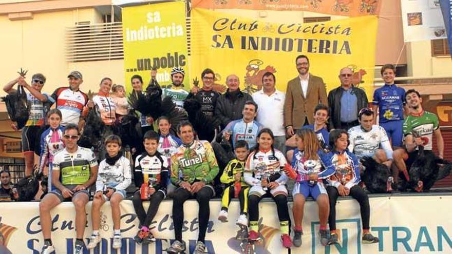 Podio de s´Indioteria con todos los ciclistas que recibieron como premio los tradicionales pavos de Navidad.