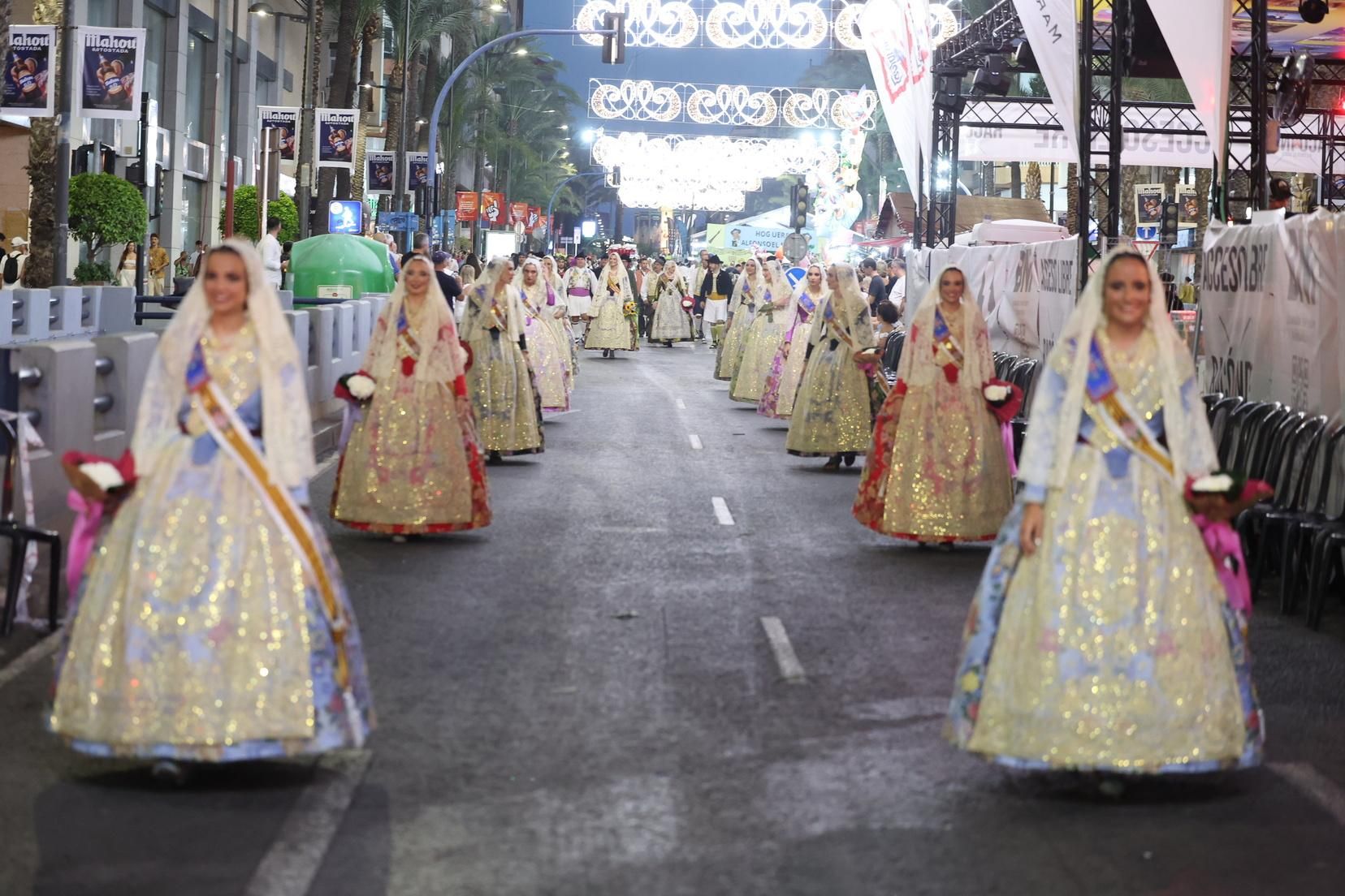 Berta y la corte completan la Ofrenda de Alicante