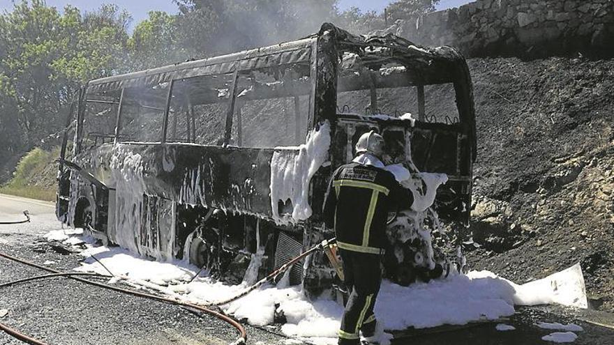Se incendia un autobús en el que viajaba un coro