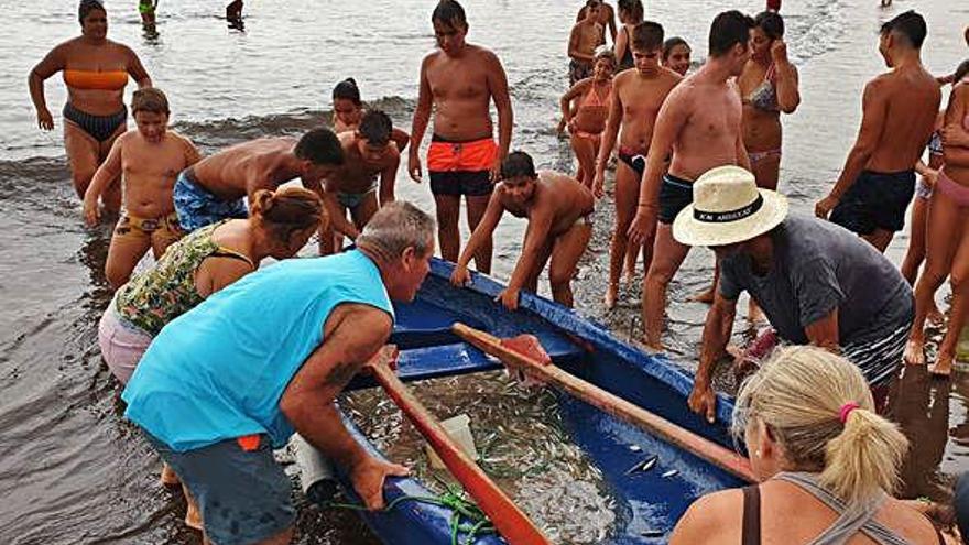 Llegada de las barcas con el pescado a la playa de Melenara.