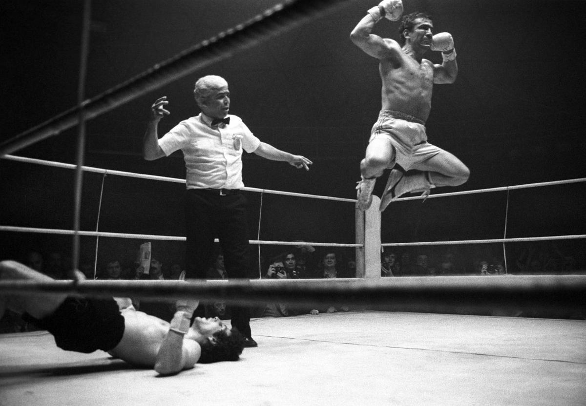 GRA060. MADRID, 11/11/2016.- Fotografía de archivo (28/01/1983), del exboxeador Perico Fernández cuando se proclamó campeón de España del peso welter al derrotar por K.O. a Alfonso Redondo, en el poliedro de Ventas. Pedro Fernández Castillejos Perico Fernández ha fallecido hoy en el centro en el que estaba internado bajo la tutela del Instituto Aragonés de Servicios Sociales. EFE/Manuel Hernández de León GRA060. MADRID, 11/11/2016.- Fotografía de archivo (28/01/1983), del exboxeador Perico Fernández cuando se proclamó campeón de España del peso welter al derrotar por K.O. a Alfonso Redondo, en el poliedro de Ventas. Pedro Fernández Castillejos Perico Fernández ha fallecido hoy en el centro en el que estaba internado bajo la tutela del Instituto Aragonés de Servicios Sociales. EFE/Manuel Hernández de León