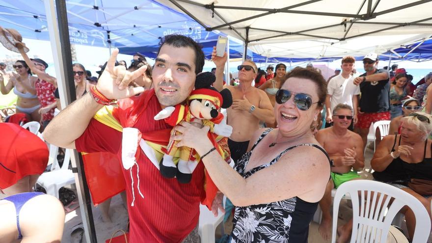 Ambiente en la playa de El Campello para ver la final del mundial de fútbol femenino